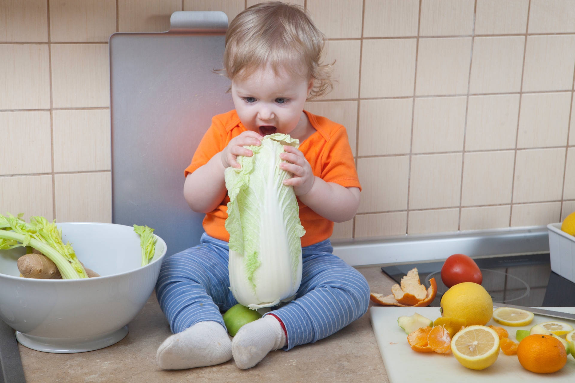 キッチンで危険な遊びをする子ども