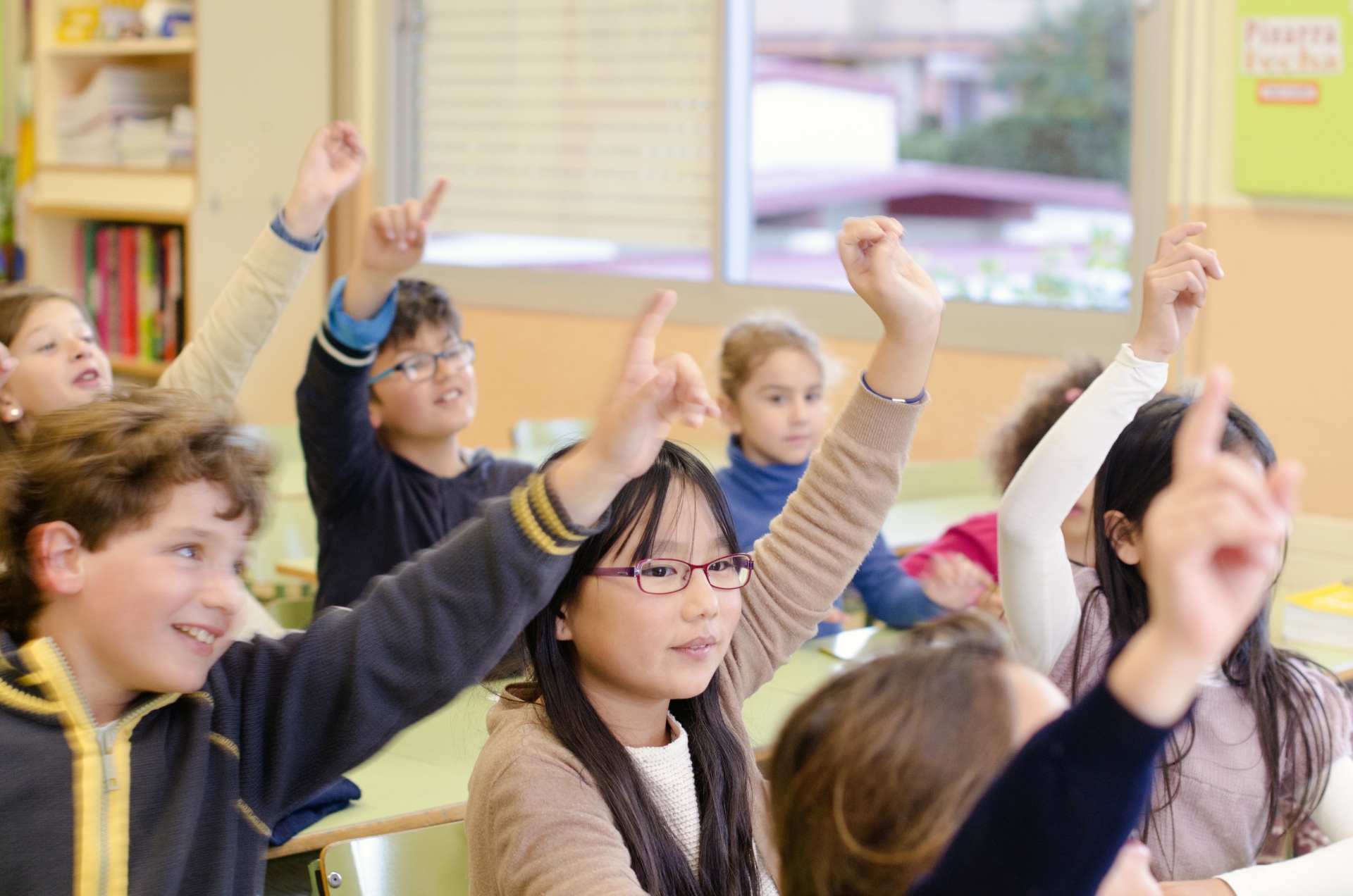 積極的に勉強する子供たち